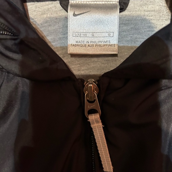 Black Womans Nike wind breaker - Picture 3 of 3